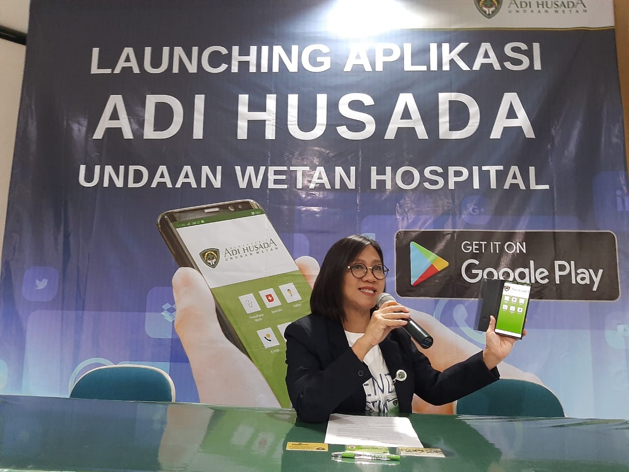 dr.Irawati Marga saat menunjukan aplikasi baru untuk mendaftar dan membayar di RS. Adi Husada Undaan Wetan. (Foto: Pita/ngopibareng.id)