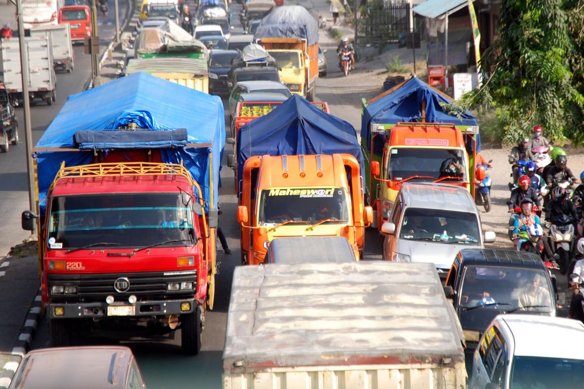 Pemerintah batasi angkutan truk selama angkutan natal dan tahun baru. (Foto: Antara)