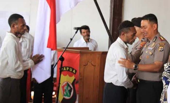 Kapolres Jayapura AKBP Victor Dean Mackbon di Sentani, Kabupaten Jayapura melepaskan 20 tahanan tersangka makar di Sentani, Kabupaten Jayapura, Papua, hari Jumat. (Foto:Antara)