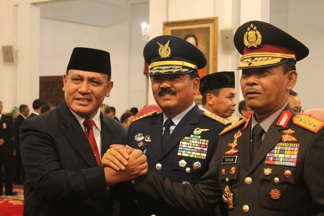 Ketua KPK yang baru, Firli Bahuri mendapat ucapan selamat dari Panglima TNI Marsekal Hadi Tahjanto dan Kapolri Jendral Pol Idam Azis. (Foto: Asmanu/ngopibareng.id)