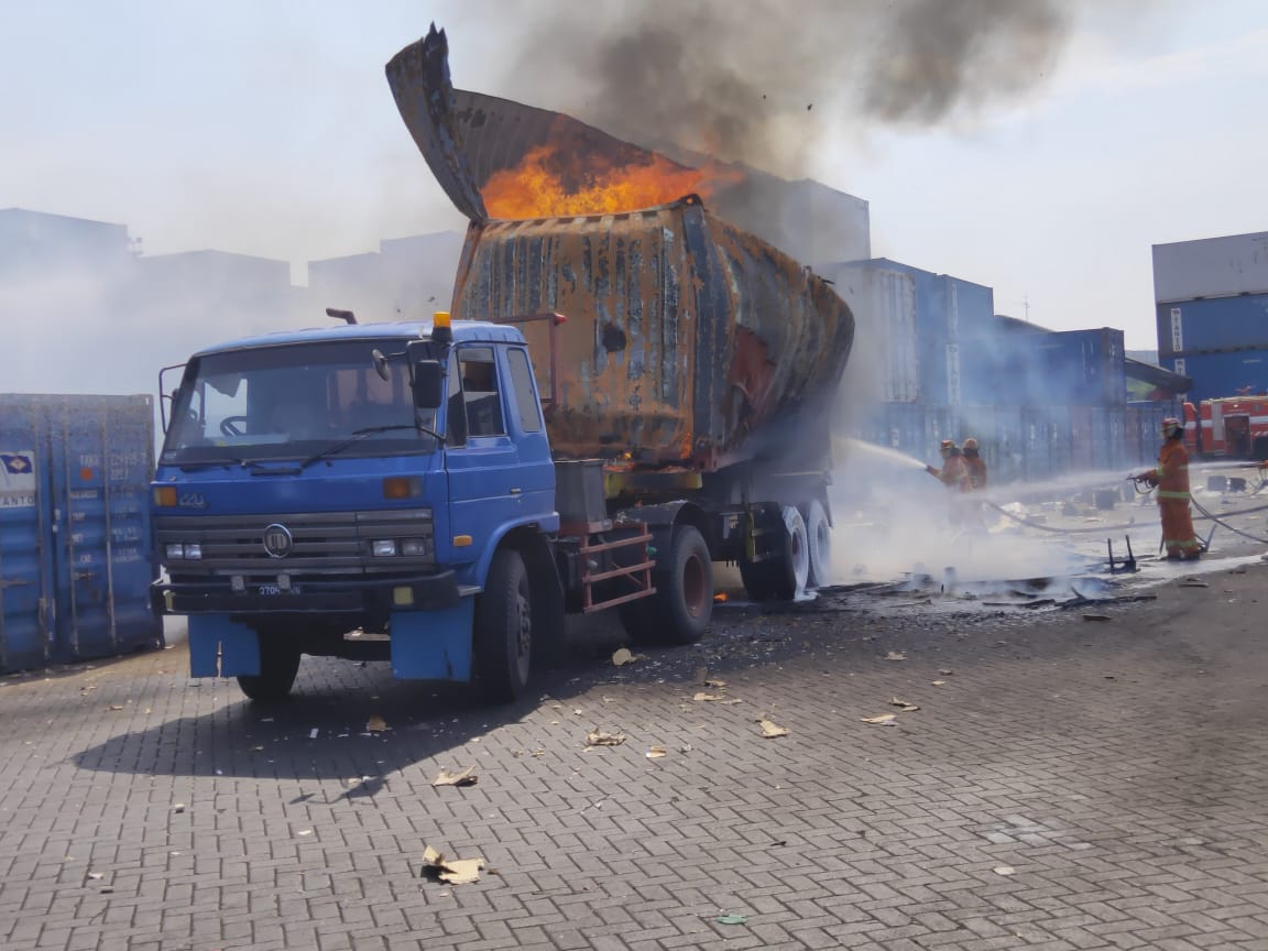 Kebakaran truk kontainer di Depo Tanto II, Surabaya. (Foto: istimewa/ngopibareng.id) 