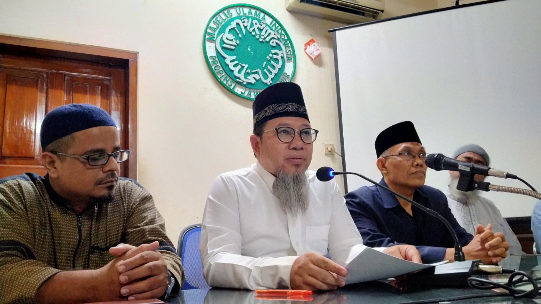 Sekretari MUI Jatim, Mochammad Yunus, saat menyampaikan hasil keputusan bentuk solidaritas terhadap kaum muslim Uighur di Gedung MUI Jatim, Surabaya, Jumat 20 Desember 2019. (Foto:Fariz/ngopibareng.id)