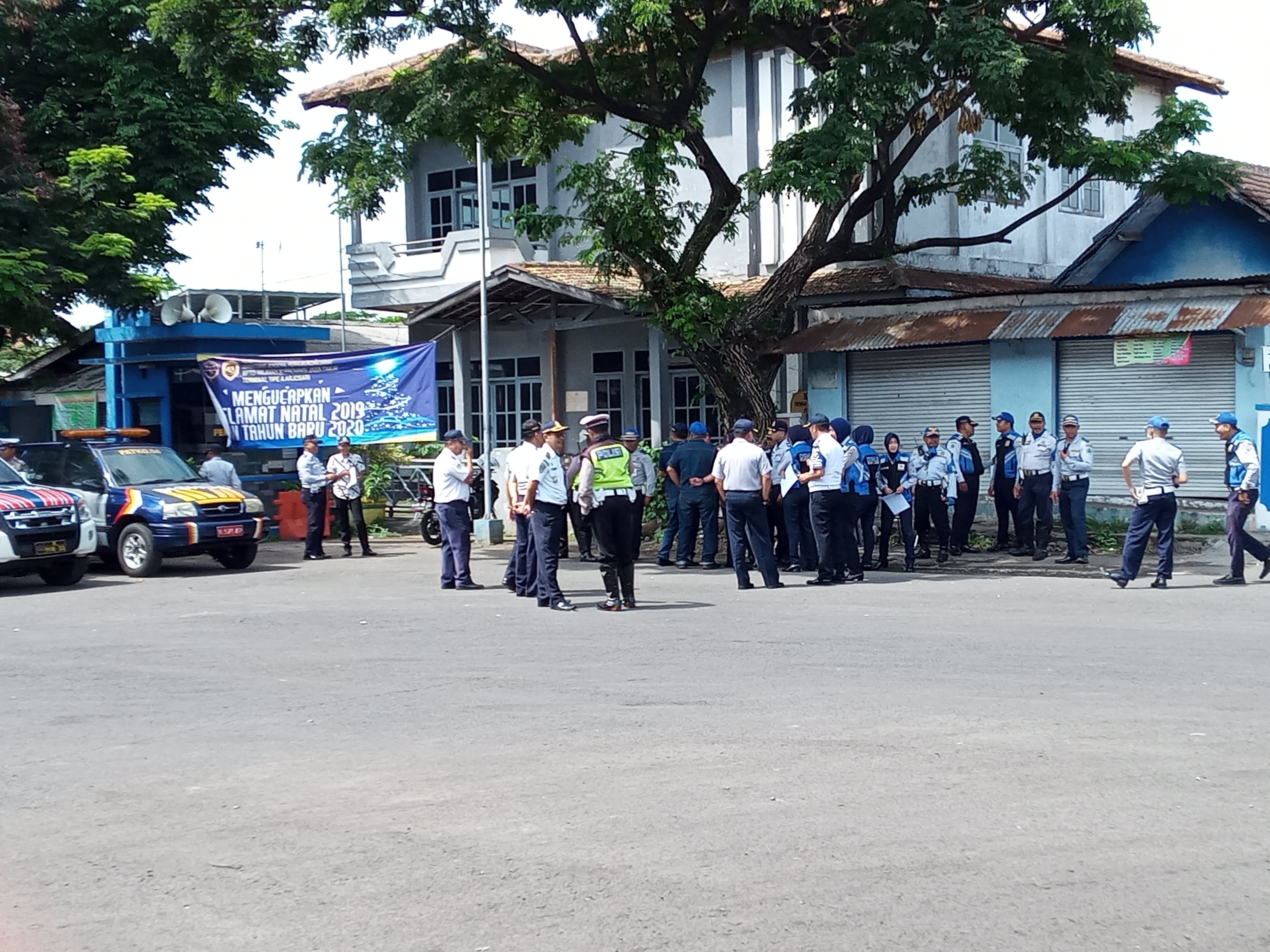 Sejumlah petugas Dinas Perhubungan Kota Malang saat persiapan melakukan ramp check di Terminal Arjosari, Kota Malang