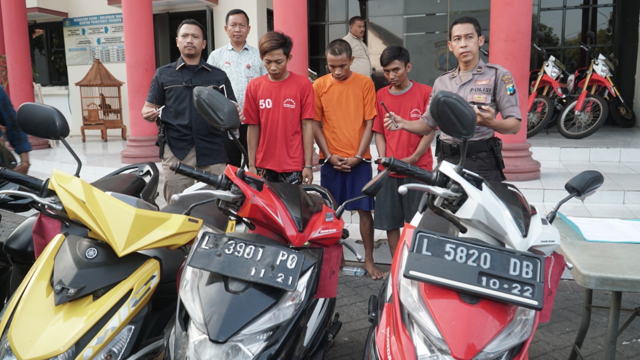 Para pelaku spesialis curanmor saat digelandang di Mapolrestabes Surabaya. (Foto: Faiq/ngopibareng.id)