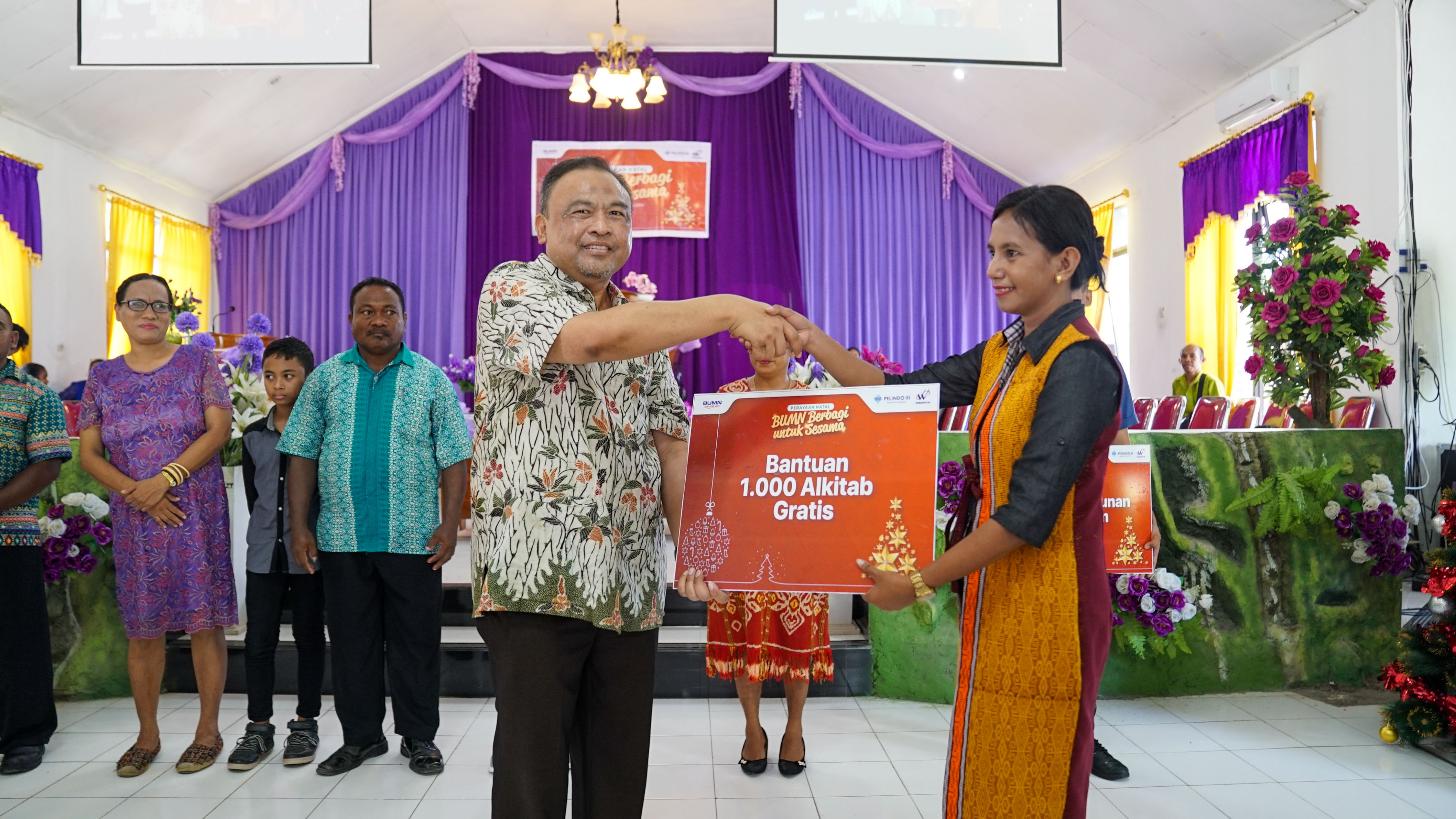 Waskita dan Pelindo III merayakan Natal dengan membagikan 1000 injil di Kupang. (Foto: Waskita)