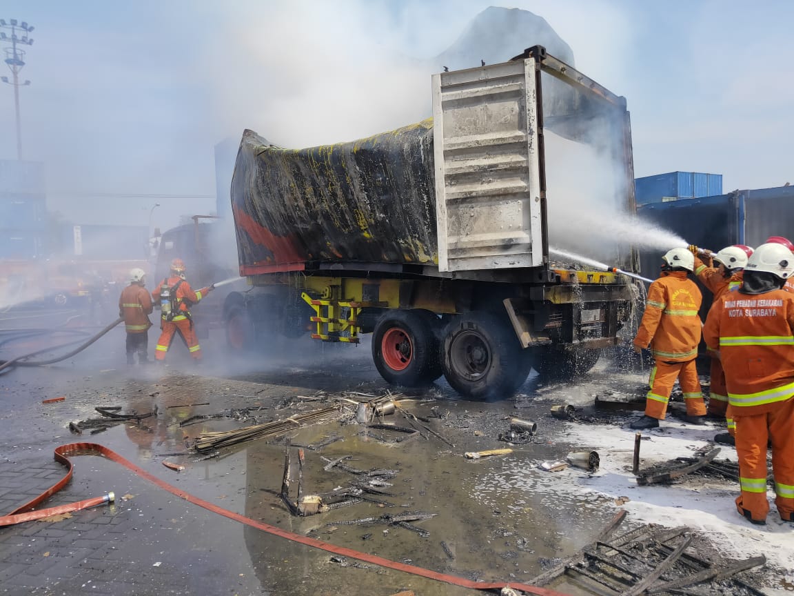 Petugas mencoba memadamkan api di kontainer yang terbakar, Jumat 20 Desember 2019. (Foto: Istimewa)