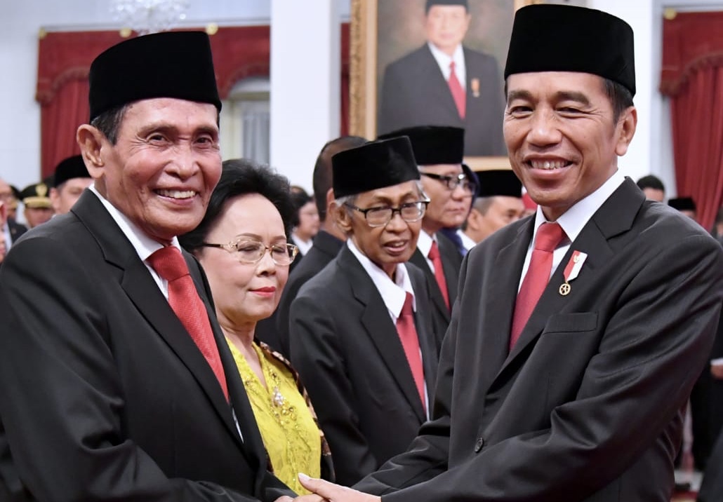 Presiden Jokowi memberikan ucapan selamat pada Tumpak Hatorangan. (Foto: istimewa)