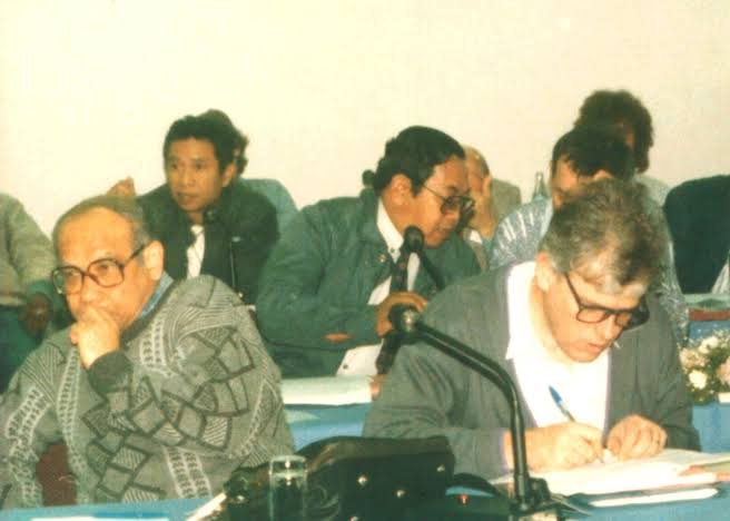 K.H. Abdurrahman Wahid (Gus Dur) bersama M Dawam Raharjo, belakang. (Foto: Istimewa)