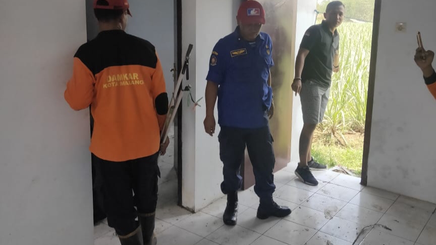 Damkar Kabupaten dan Kota Malang saat melakukan penyisiran di rumah kosong tempat dilaporkan ular kobra. (Foto: istimewa)