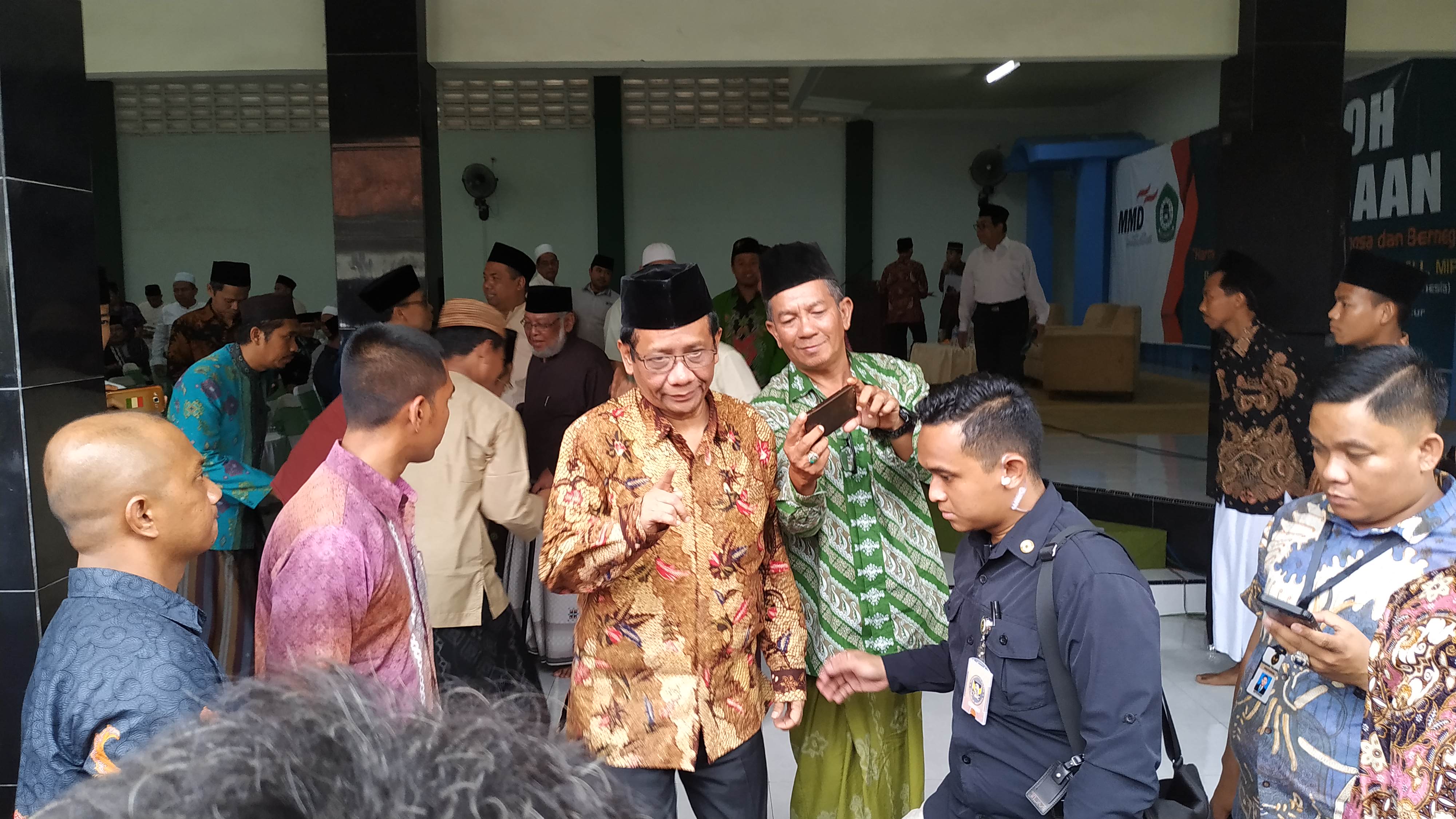 Menkopolhukam Mahfud MD saat kunjungi Ponpes Al -Amien Ngasinan Kediri. (Foto: Fendi/ngopibareng.id) 