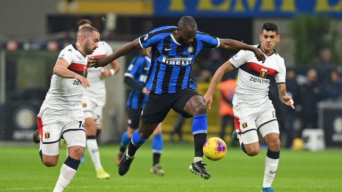 Striker Inter Lukaku diapit dua pemain Genoa. (Foto: Getty Images)