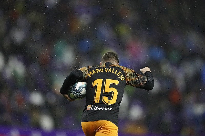 Pemain Valencia Manu Vallejo melakukan selebrasi usai mencetak gol ke gawang Real Valladolid. (Foto: Antara)