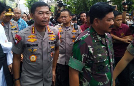 Panglima TNI Marsekal Hadi Tjahjanto dan Kapolri Jenderal Idham Aziz melakukan kunjungan kerja inspeksi pengamanan Natal dan Tahun Baru 2020 di Kupang, NTT. (Foto: Dtk)