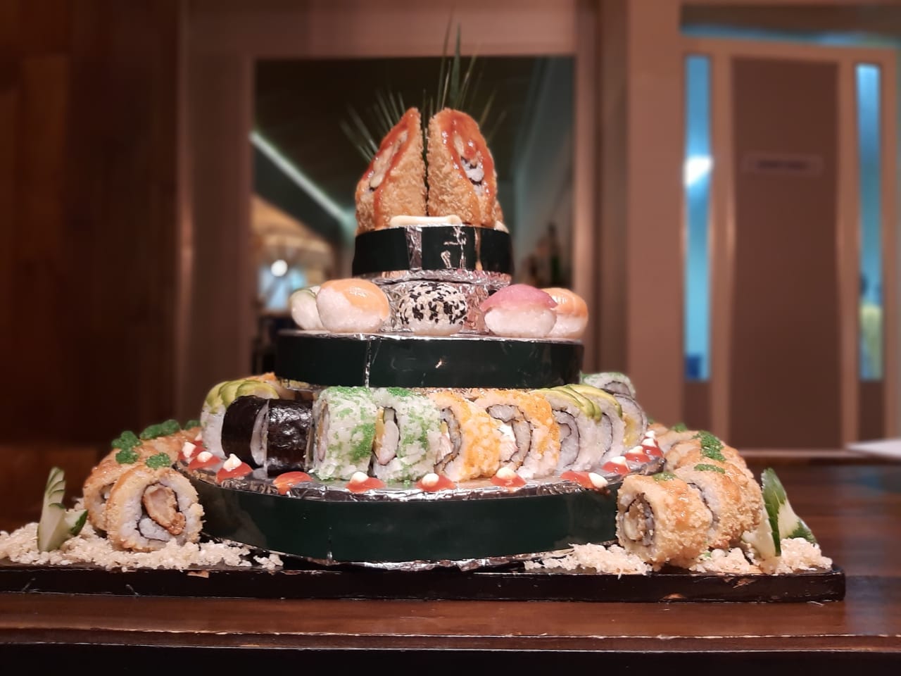 Piramid sushi yang disusun seperti tumpeng untuk menu Natal dan Tahun Baru 2020. (Foto: Pita/ngopibareng.id)