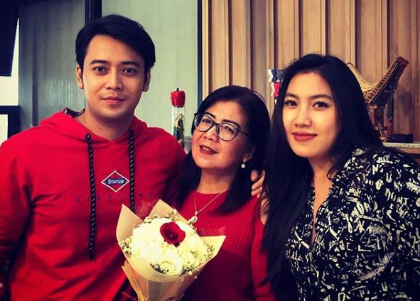 Kriss Hatta bersama ibunya, Tuty Suratinah dan adiknya, Sherly Carolina. (Foto: Instagram @krisshatta07)