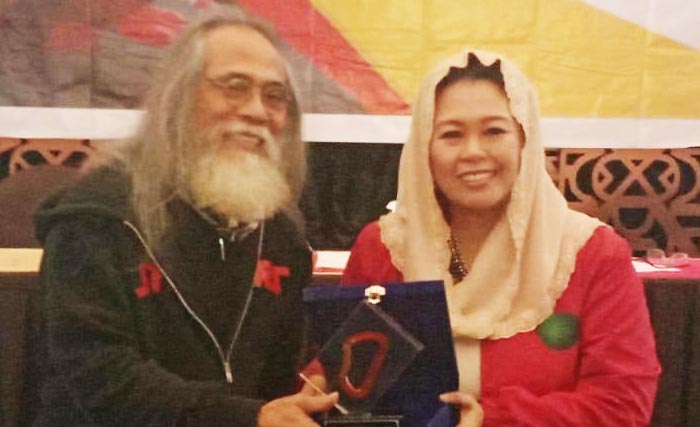 Yenny Wahid, Ketua Umum FPTI periode 2019-2023, bersama Harry Suliztiarto, pendiri dan ketua harian FPTI periode pertama.  (Foto:Istimewa)