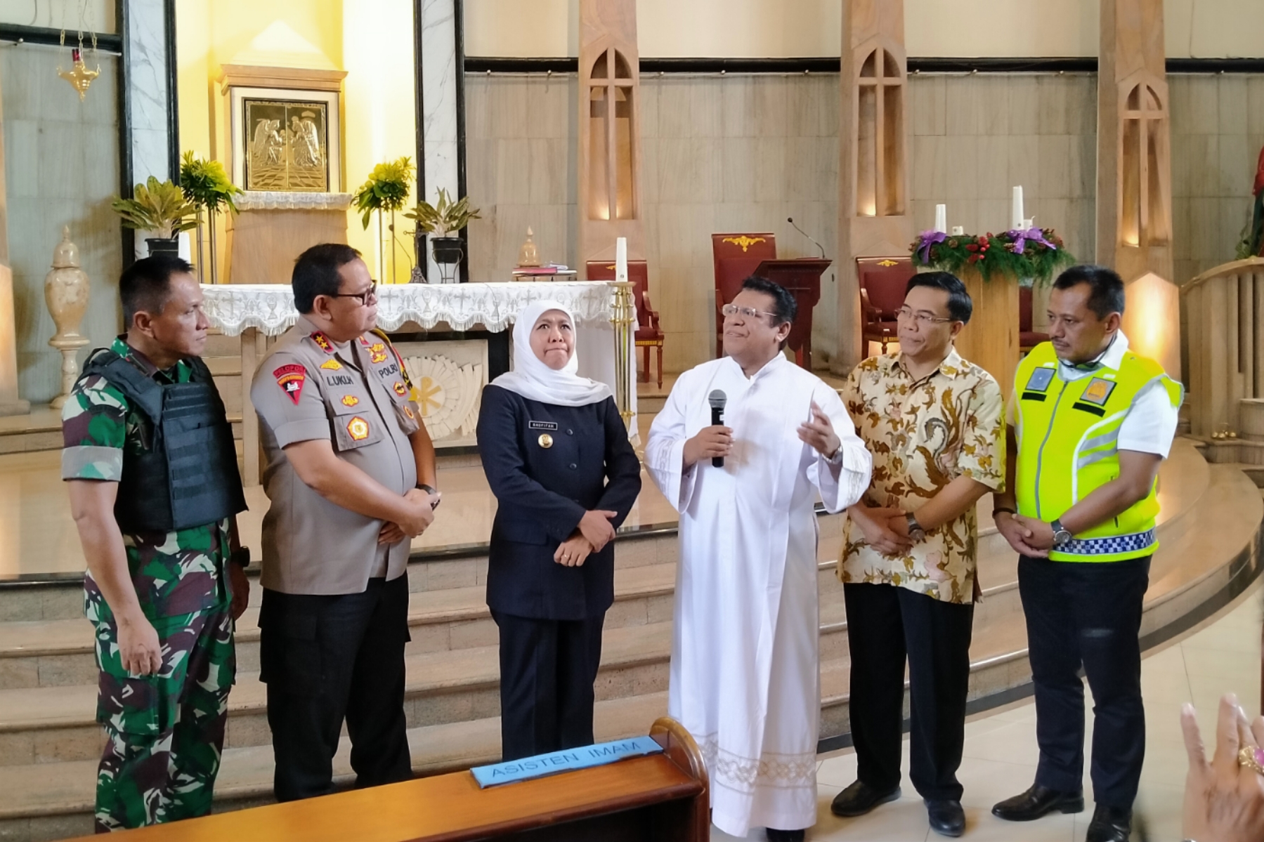 Gubernur Jatim, Khofifah Indar Parawansa (tiga dari kiri) bersama jajaran Forkopimda Jatim melakukan sidak pengamanan di Gereja Gembala Yang Baik, Surabaya, Senin 23 Desember 2019. (Foto: Fariz/ngopibareng.id)