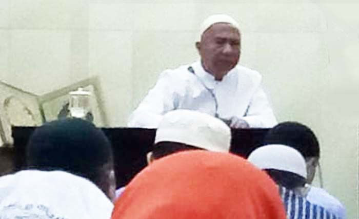 Anwar Hudijono, wartawan senior di hadapan jamaah Masjid Al Millah, Pondok Jati Sidoarjo, Ahad kemarin. (Foto:Istimewa)