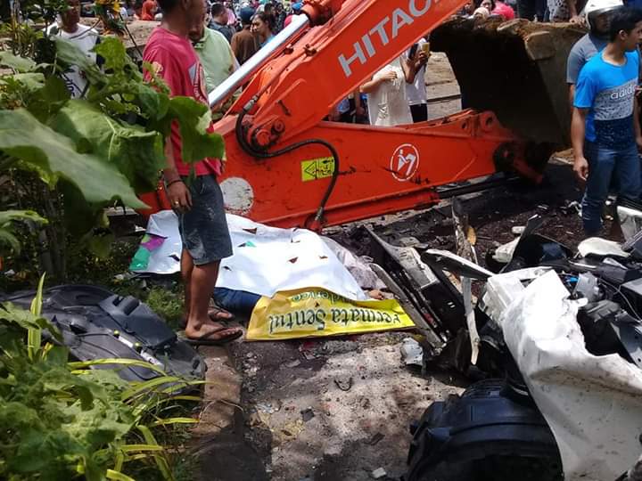 Kecelakaan maut truk yang memuat escavator dengan sejumlah mobil di Pasuruan, Minggu, 23 Desember 2019. (Foto: Istimewa)