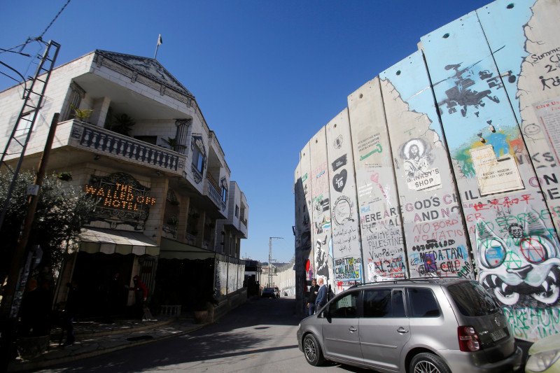Suasana hotel Walled Off dan bagian dari dinding Israel di Betlehem di wilayah pendudukan Israel, Tepi Barat. (Foto: Reuters/Antara)