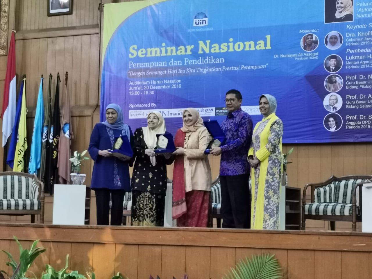 Penghargaan diberikan Rektor UIN Syarif Hidayatullah Prof Dr Amany Lubis, MA kepada LHS pada Seminar Nasional Perempuan dan Pendidikan di Kampus UIN Jakarta. (Foto: Kemenag)