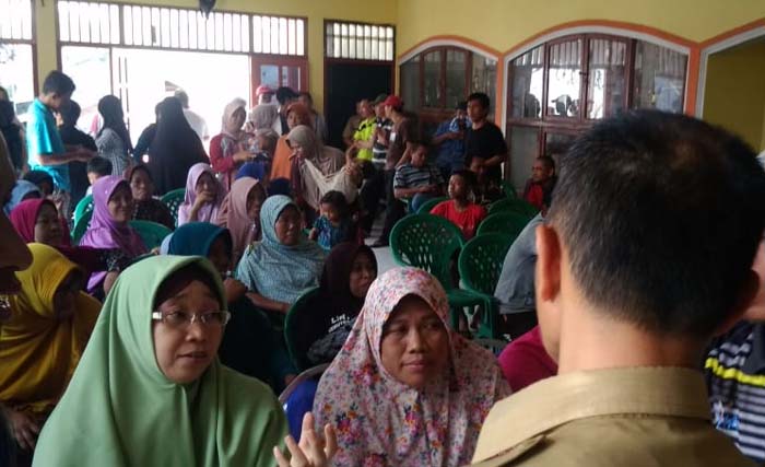 Emak-emak dari Kelurahan Kelurahan Kemuteran, Kroman dan Lumpur  di Kecamatan Gresik Kota tetap hadir di Balai Desa Lumpur, Senin pagi. (Foto:Istimewa)