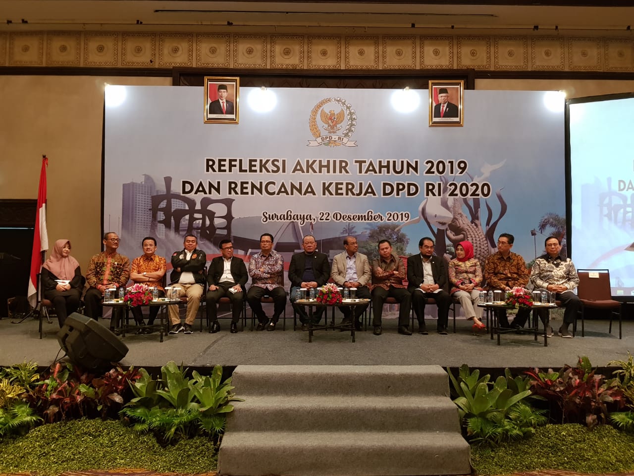 Ketua DPD RI La Nyalla Mattalitti didamping para wakil ketua dan para pimpinan Alat Kelengkapan DPD RI dalam acara refleksi Akhir Tahun 2019 di Hotel Shangri-La, Surabaya, Minggu 22 Desember 2019 malam. 