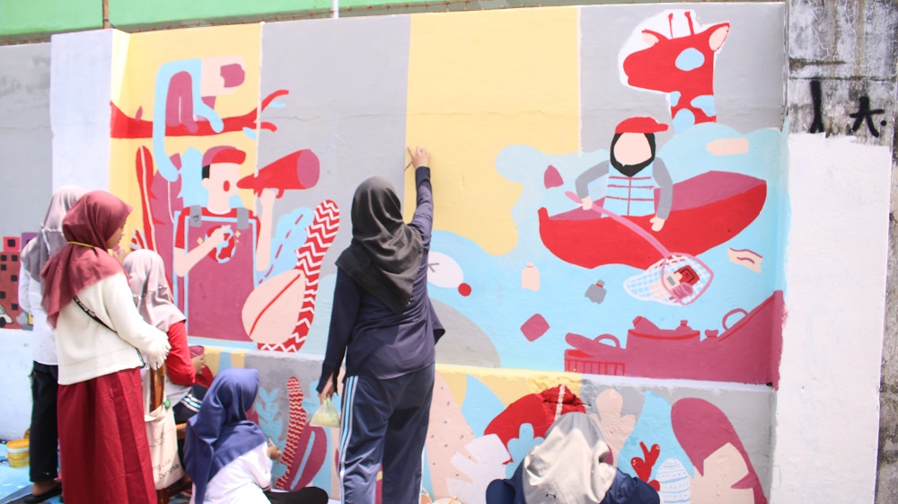 Santri Muallimat sedang membuat mural. (Foto: Istimewa)