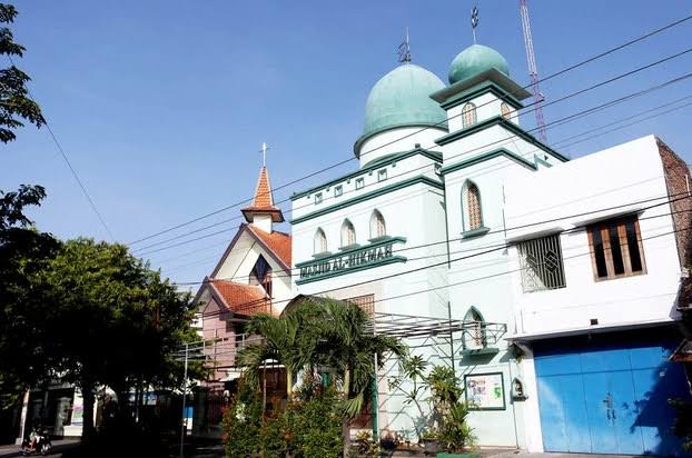Masjid dan gereja berdekatan jaraknya. (Foto: Istimewa)