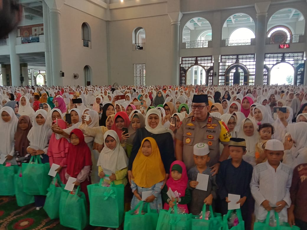 Kapolda Jatim Irjen Pol Luki Hermawan saat foto bersama dengan tunjangan kepada 4000 Huffadz di Masjid Al-Akbar, Surabaya, Senin 23 Desember 2019. (Foto: Faiq/ngopibareng.id)