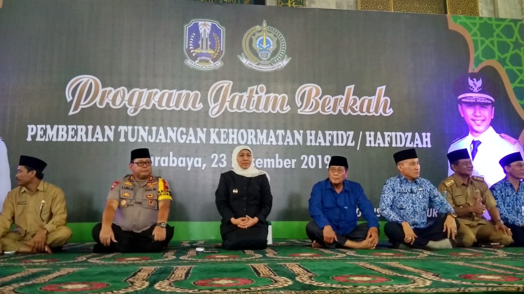 Gubernur Jatim Khofifah Indar Parawansa saat memberi santunan kepada 4.000 hafidz di Masjid Al Akbar Surabaya. (Foto: Faiq/ngopibareng.id)