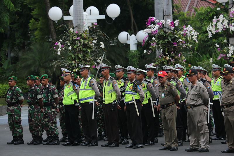Personel gabungan melakukan Apel Siaga Pengamanan Nataru 2019, Senin 23 Desember 2019 di Halaman Pemkot Surabaya. (Foto: Alief/ngopibareng.id)