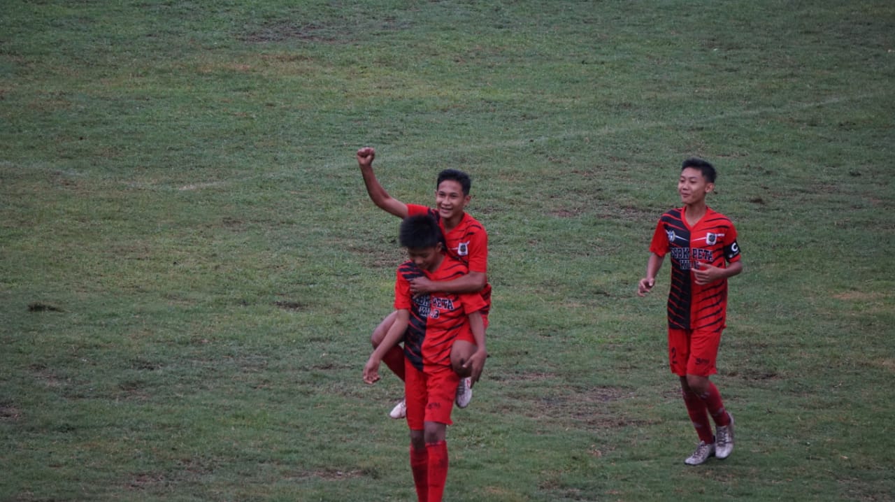 Pemain PSBK saat merayakan kemenangan atas Serdadu Sidowungu dalam final Piala Soeratin U-13. (Foto: Haris/Ngopibareng.id) 