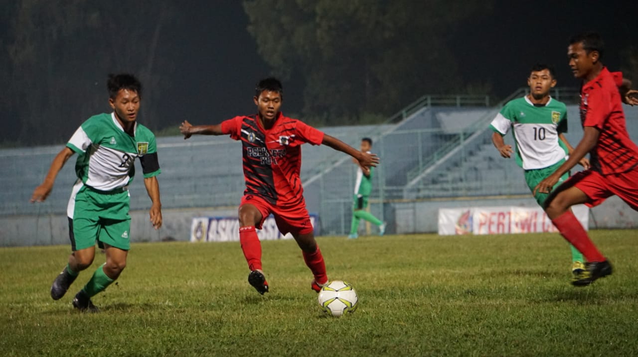 PSBK Peta U-15 tampil sebagai juara setelah mengalahkan Persebaya dengan skor 1-0 di final Piala Soeratin U-15. (Foto: Haris/Ngopibareng.id)
