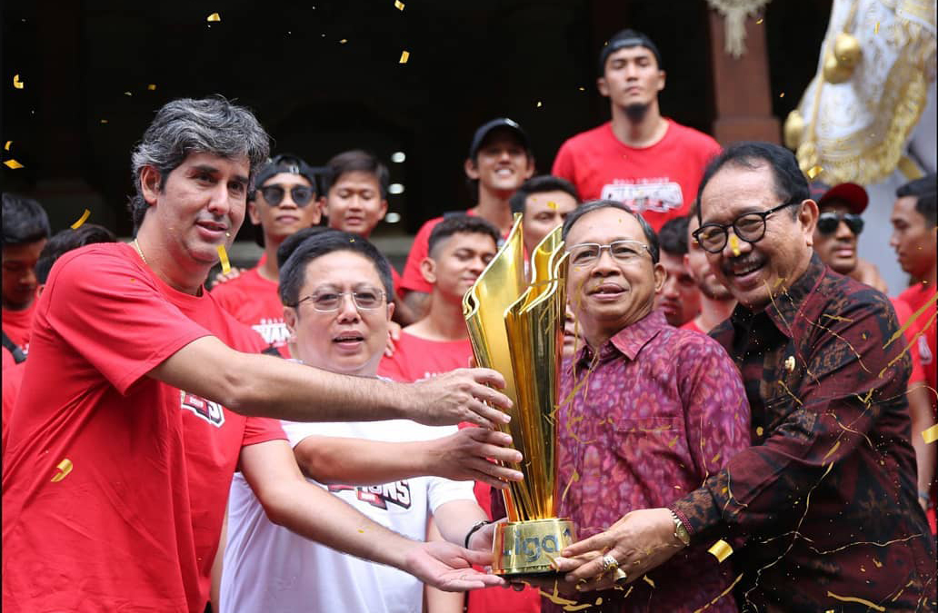 Gubernur Bali Wayan Koster dukung Bali United jadi sport tourism. (Foto: Twitter/@BaliUtd)