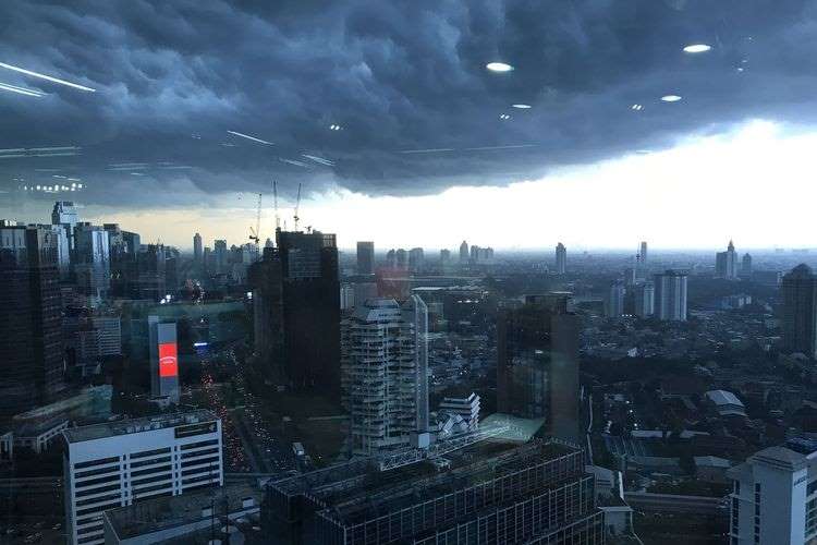 Unggahan foto kondisi awan dasar cumulonimbus di langit Jakarta pada Senin, 23 Desember 2019. (Foto: Twitter @alonkii) 