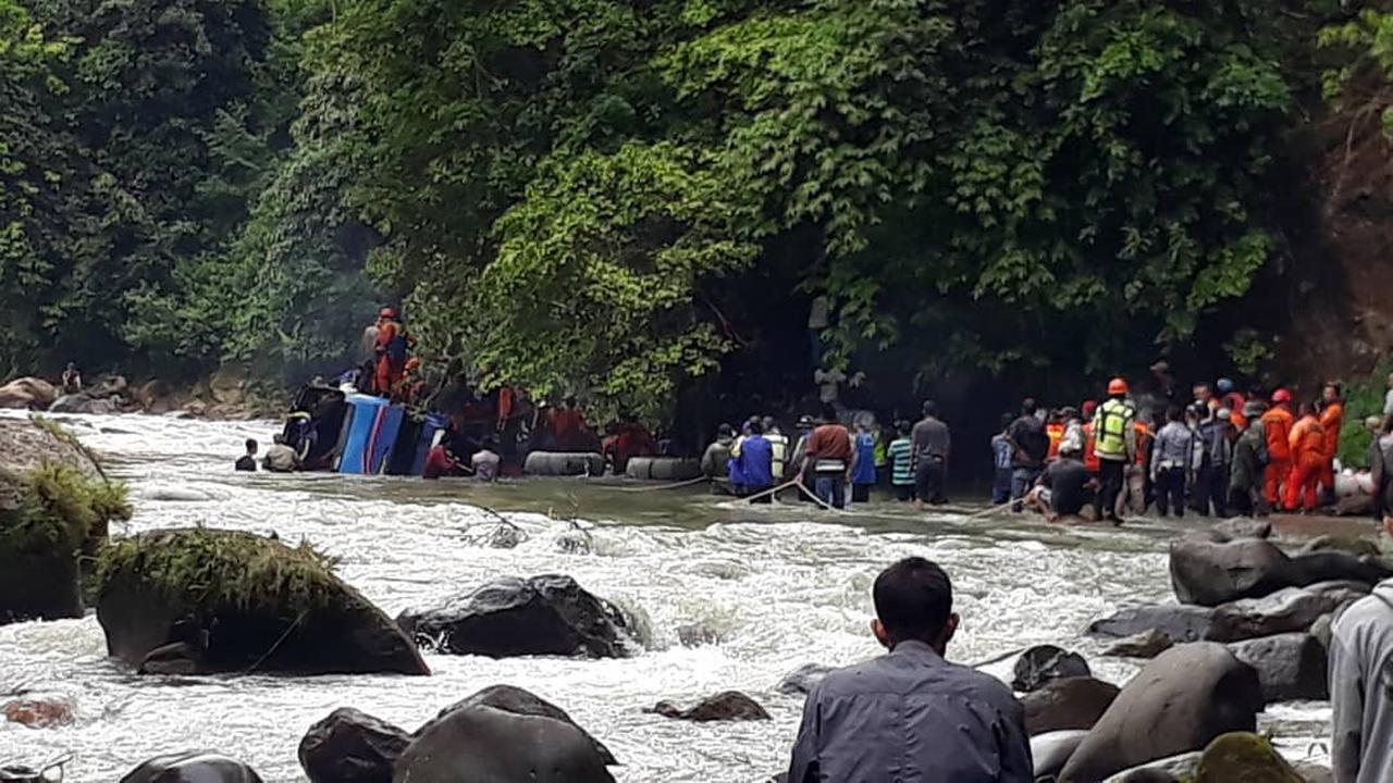 Bus AKAP Bengkulu-Palembang jatuh ke dasar Sungai Lematang Pagar Alam, Sumatera Selatan. (Foto: Dok, Humas Basarnas Palembang/Nefri Inge)