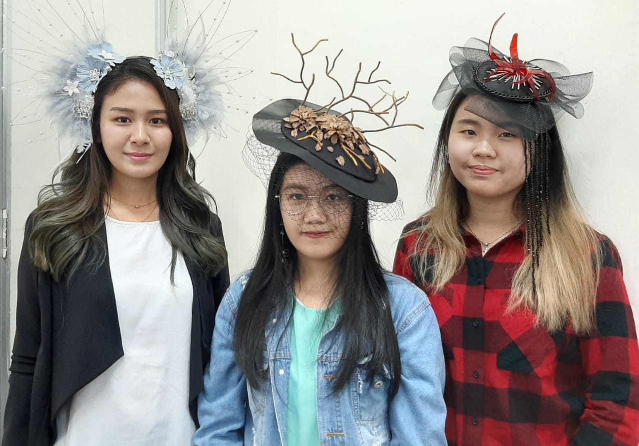 Rafaella Pasca Hariyanto, Meliana Wiyono, Vionita Sitanaya memakai headpiece hasil karya sendiri. (Foto; Pita/ngopibareng.id)