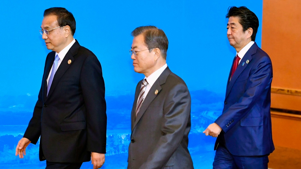PM CIna Li Keqiang (kiri) dan PM Korea Selatan Moon Jae-in (tengah) dan PM Jepang Shinzo Abe (kanan) di Chendu. (Foto: ctvnews)