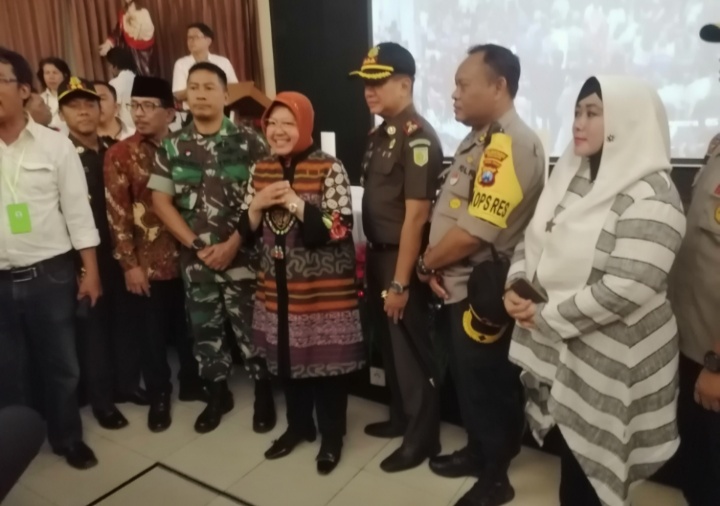 Wali Kota Surabaya Tri Rismaharini saat mendatangi GKI Dipenegoro bersama Forkopimda Kota Surabaya. (Foto: Faiq/ngopibareng.id)
