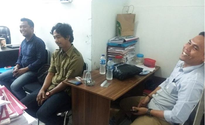 Darwin Fatir (tengah), jurnalis Antara Makassar menjalani pemeriksaan ulang di Polda Sulawesi Selatan, kemarin. (Foto:Antara)