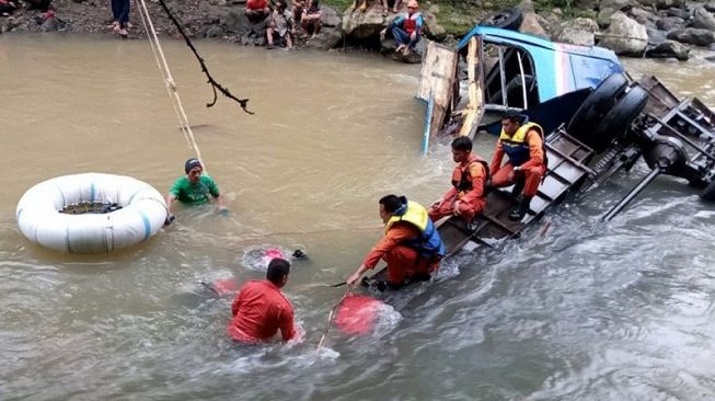 Petugas gabungan dari SAR Pagaralam, TNI, Polri, BPBD dan Tagana melakukan evakuasi korban kecelakaan Bus Sriwijaya yang masuk jurang di Liku Lematang, Dempo Selatan, Pagaralam, Sumatera Selatan(Foto Antara)