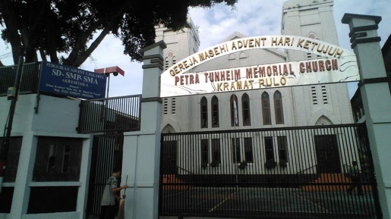Gereja Masehi  Advent Hari Ketujuh Kramat Polo Jakarta Pusat, gerbangnya tertutup tidak ada ibadah Natal. (asmanu/ngopibareng.id)