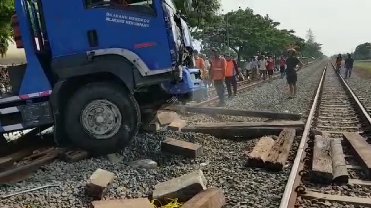 Proses evakuasi truk di Kecamatan Pucuk, Lamongan, Rabu 24 Desember 2019. (Foto: tangkapan layar)
