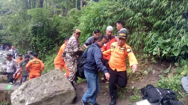 Basarnas Palembang berhasil evakuasi 3 korban tewas bus Sriwijaya yang masuk jurang. (Foto: Dok Basarnas)