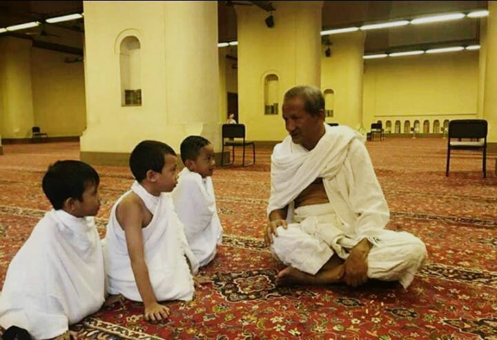 KH Agoes Ali Masyhuri bersama anak-anak ketika melaksanakan umrah di Makkah. (Foto: Istimewa)