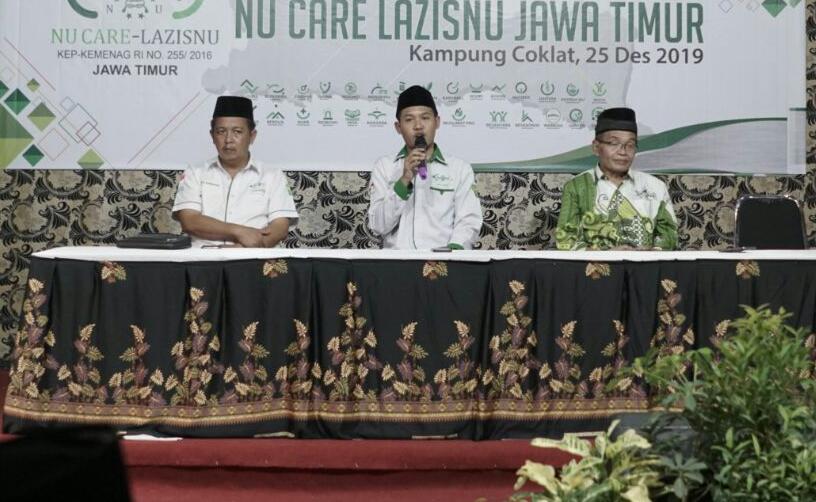 Wakil Ketua PWNU Jatim, KH Muhammad Mahfud (kanan) bersama Ketua LazisNU Jatim Afif Amrullah (tengah). (Foto: Istimewa)
