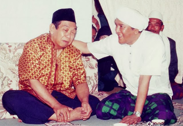 KH Abdurrahman Wahid dan Abah Guru Ijai (KH Muhammad Zaini bin Abdul Ghani). (Foto: Istimewa) 
