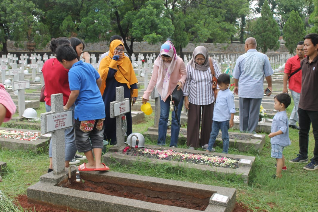 Peziarah di Taman Makam Pahlawan Nasional (TMPN) Kalubata Jakarta di hari Natal, Rabu 25 Desember 2019. (Foto: Asmanu/ngopibareng.id)