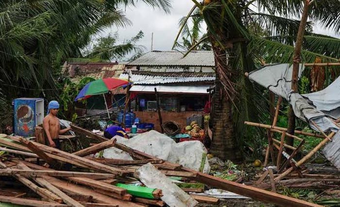 Topan Phanfone yang termasuk dalam kategori 2  menerjang dan menghancurkan permukiman penduduk di Samar, Filipina Rabu kemarin. (Foto:Reuters)